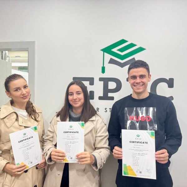 89D8F275-E387-4499-A005-0D8663E47C3D_L0_001-10_7_2025, 7_38_24 PM Zadovoljni polaznici sa diplomama nakon završenog kursa engleskog jezika